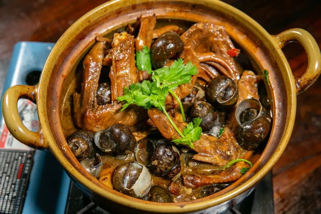 掌翼田螺煲|一锅双鲜,惹味十足田螺沐浴在汤汁里散发出的鲜味,被鸡肉
