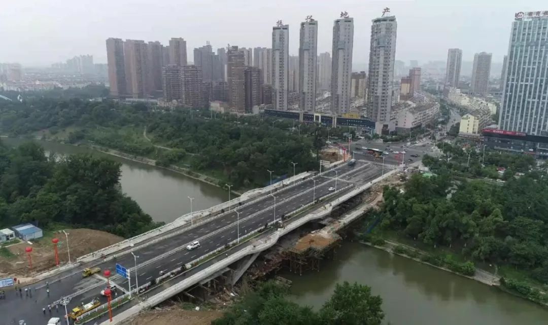 龙河路桥是龙河路跨淠河总干渠的桥梁,与梅山南路和天河东路十字交叉