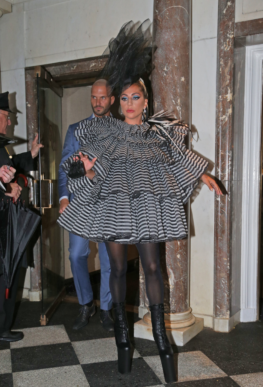 lady gaga身高不够鞋底凑,脚蹬黑色驴蹄鞋,155cm穿出170的感觉