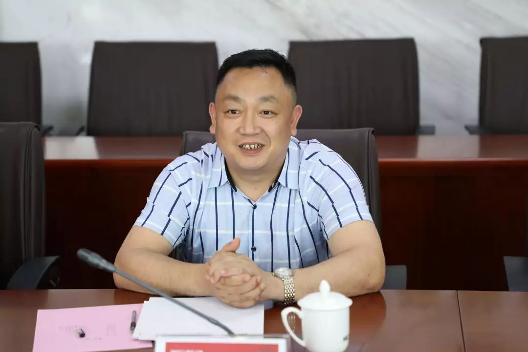 红梅,市场营销部经理江群,北京安亚中泰建筑材料集团公司董事长林国清