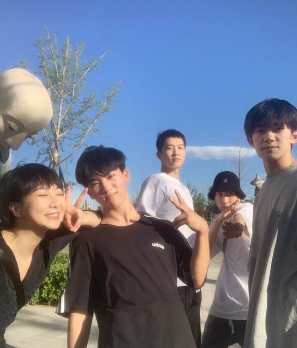 原创易烊千玺素颜照曝光与朋友合影颜值没有想象的那么惊艳