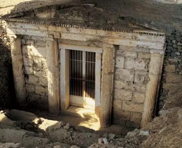 奇迹般地完好无损) 在被发掘后,被证实正是马其顿国王腓力二世之墓