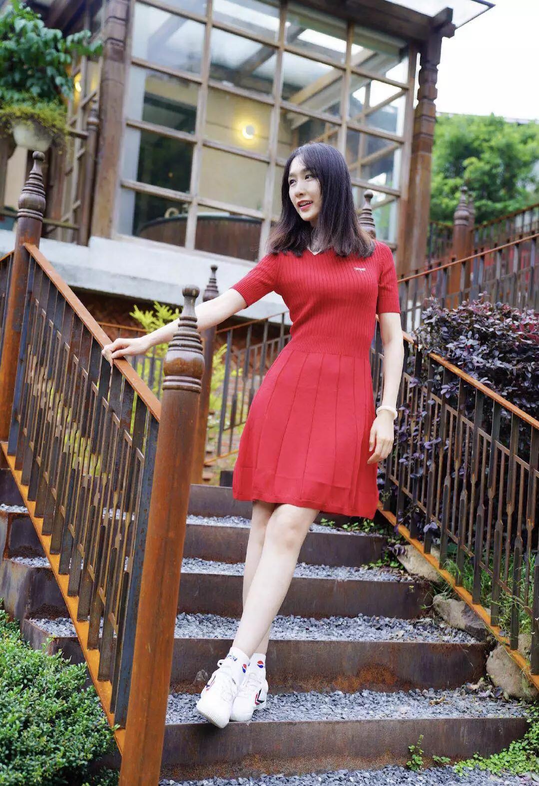 因为翟煦飞特别的低调,所以不关注她的人可能看见她本人都不一定认得