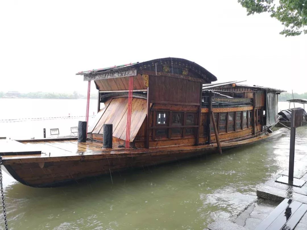 南湖畔红船旁这里有群党员忆初心望未来