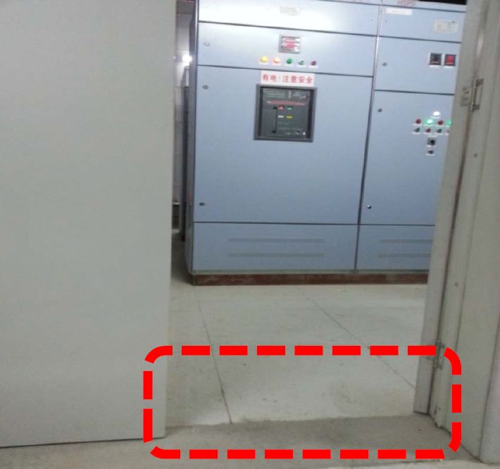 变电所未设置防水门槛,违反了电气安全类管控要点要求,存在安全隐患.