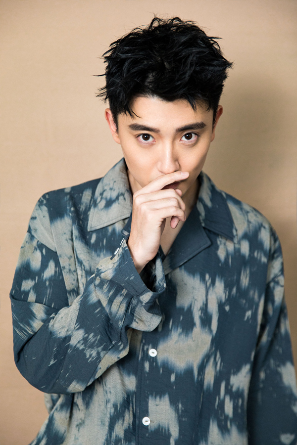 姚远节目抛梗功力十级 墨染衬衣展现反差魅力