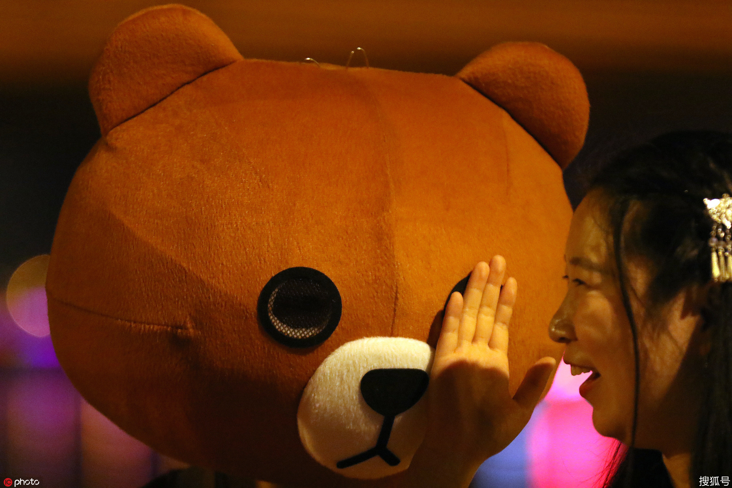 "网红熊"独坐滨洲铁路桥边 成为过往市民的焦点