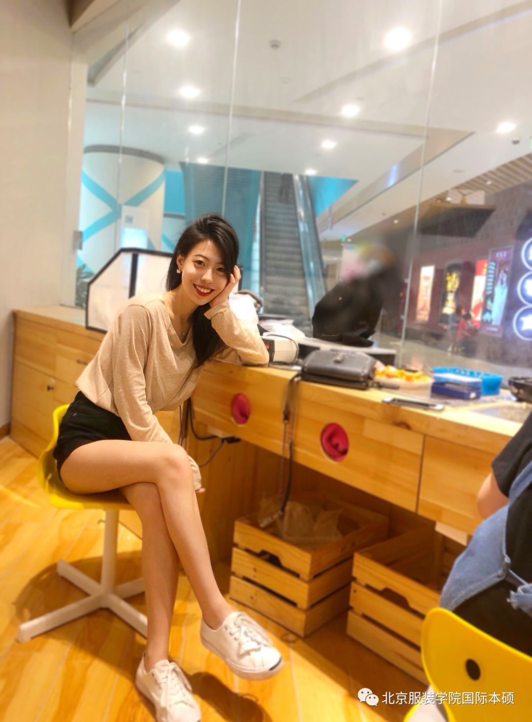 奋斗的青春在北服北服在校生系列2018级张雨晴不抱怨读书的苦那是我们