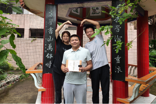 安岳中学高三27班班主任杨运老师收到学生自制的感谢留言册何崇光 摄