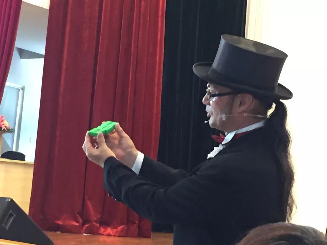 好奇的医务职工和他们的子女纷纷围住周老师讨教起来,学习简单的魔术