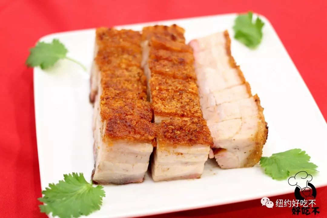 烧腩仔的制作难度系数很高,火候特别难把握,表皮一定要酥脆,还要保证