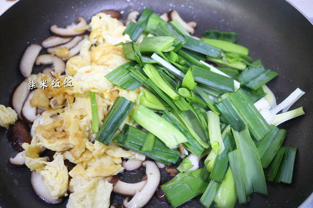 香菇別總炒肉片了,加這兩樣一起炒,香味濃,鮮味足,真美味!