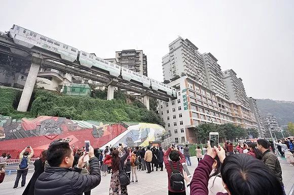 在重庆李子坝轻轨站拍照的游客 图片来源:视觉中国