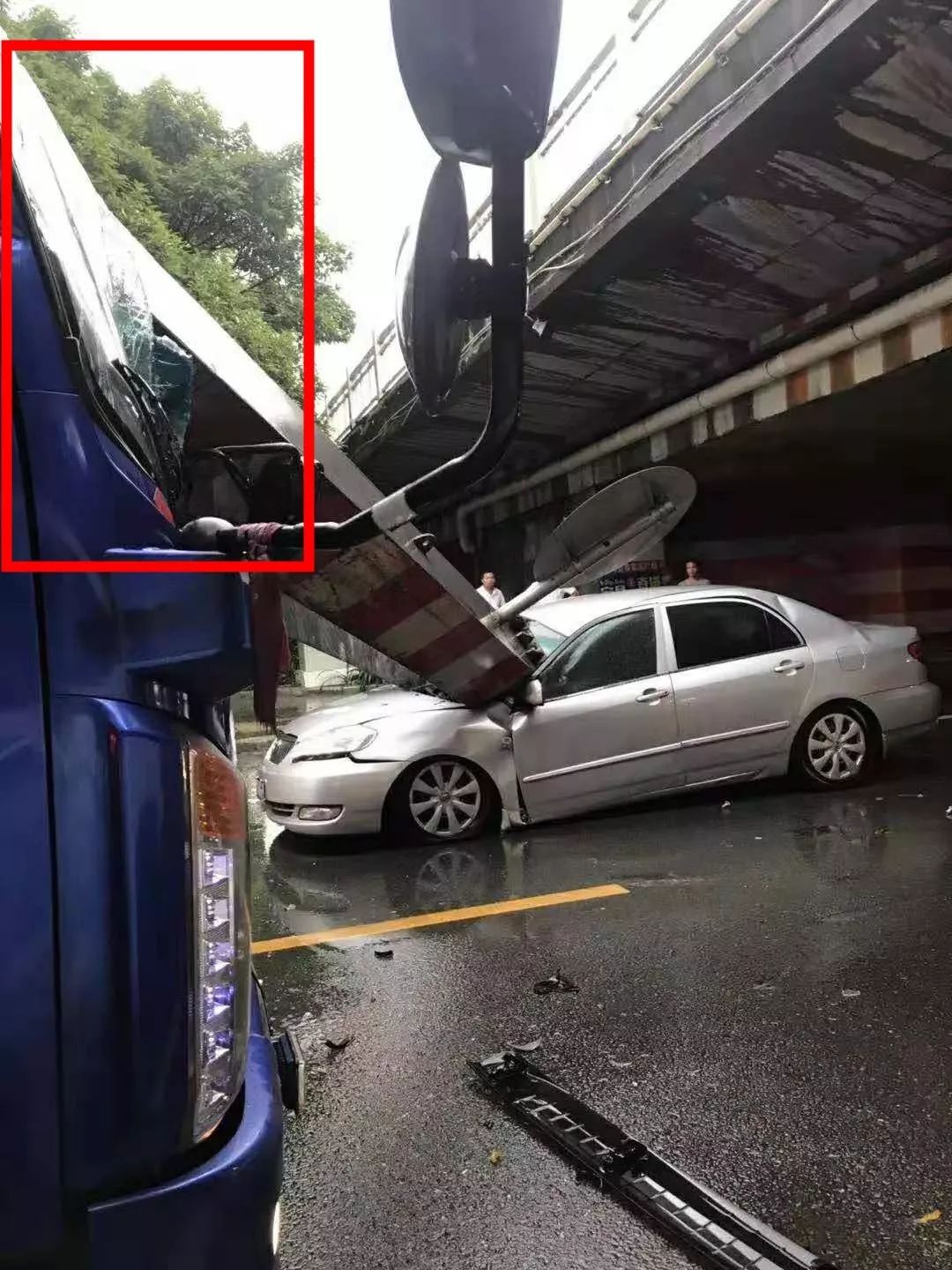 东莞这大座桥桥底限高架被撞断!小车驾驶座直接被砸爆!