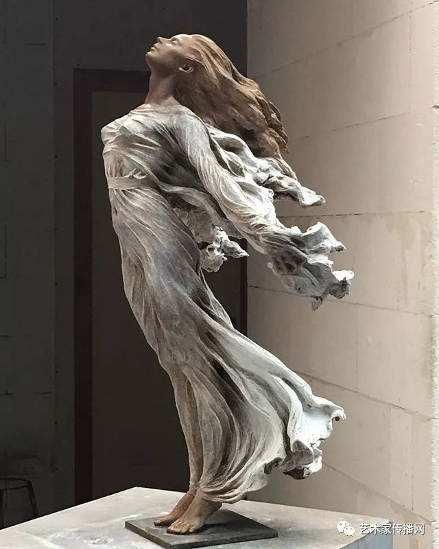 央美才女的飘逸人体,震了世界_雕塑
