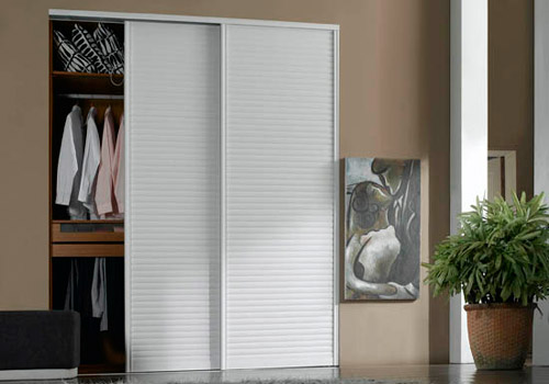 推拉门衣柜它要打开的话,那就得两个门扇重叠在一起才可以,要做到这一