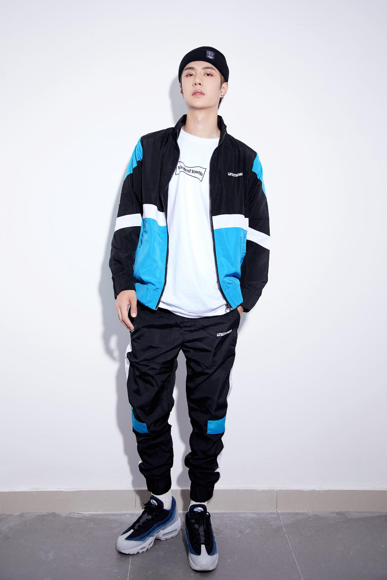 原创一条破洞牛仔裤比哆啦a梦的百宝袋还厉害难怪王一博这么酷