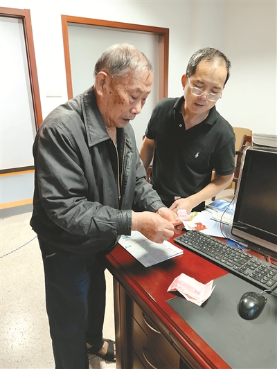 "这是送给党的生日礼物"!建党98周年前夕,龙游老人额外交1000元党费