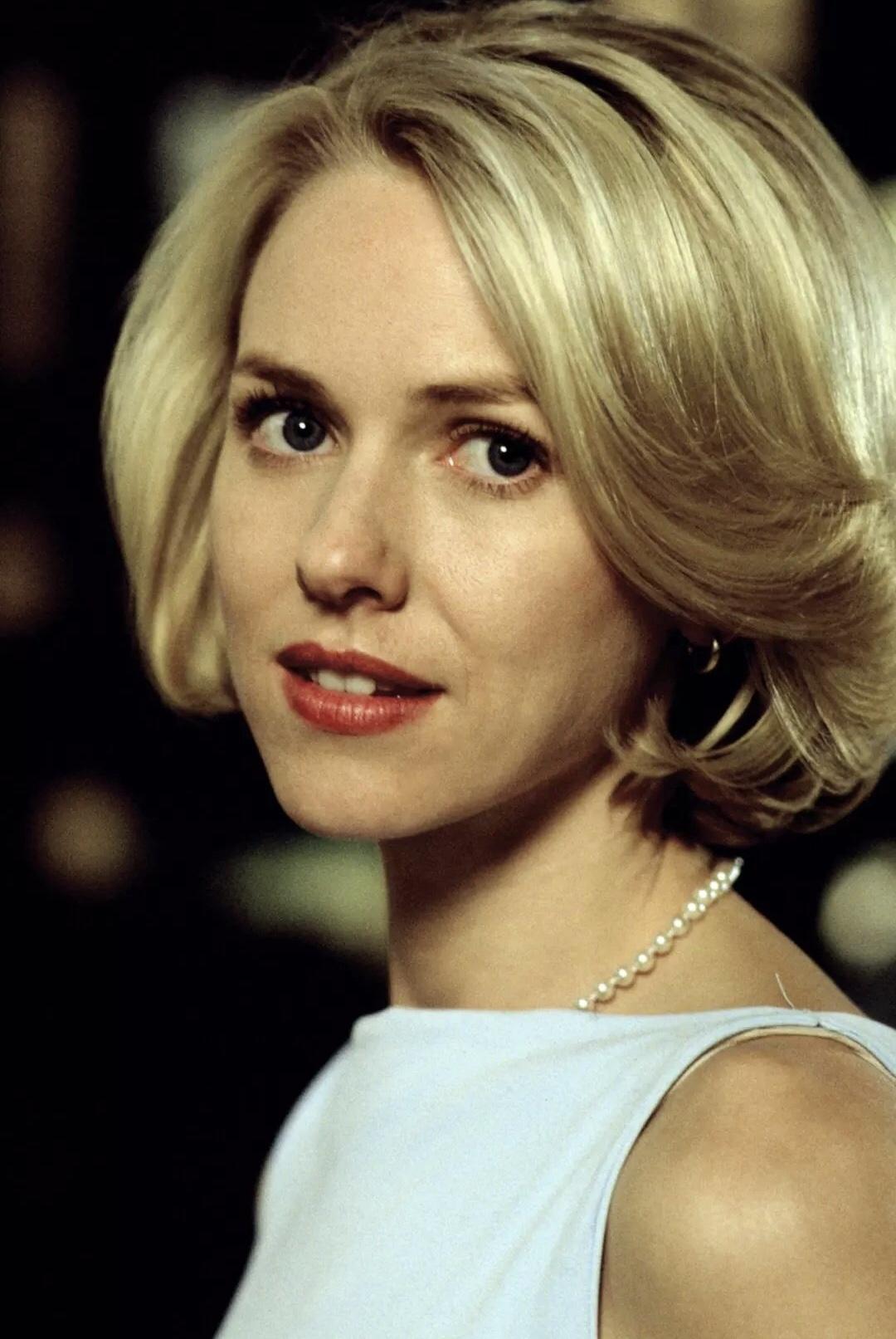 51岁拥有少女颜值和魔鬼身材,娜奥米沃茨演绎不老传奇,不输小花