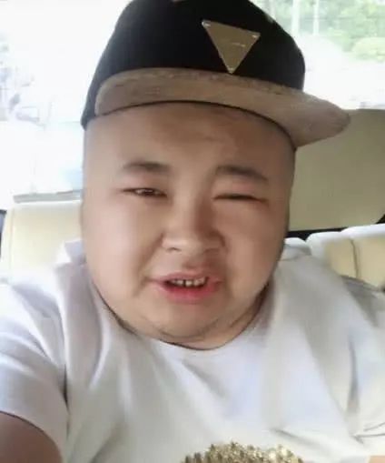 装神豪的4位快手网红:第三租豪宅租女友,第一贷款买劳斯莱斯_赵山河