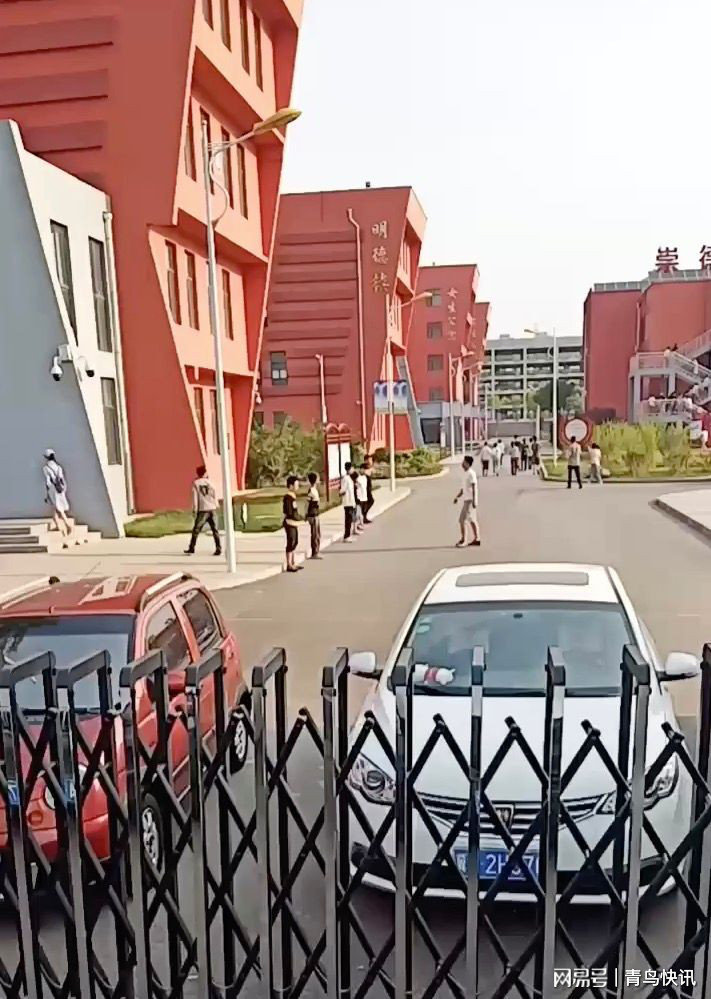 视频开家长会期间饶阳二中学生被当众暴晒体罚