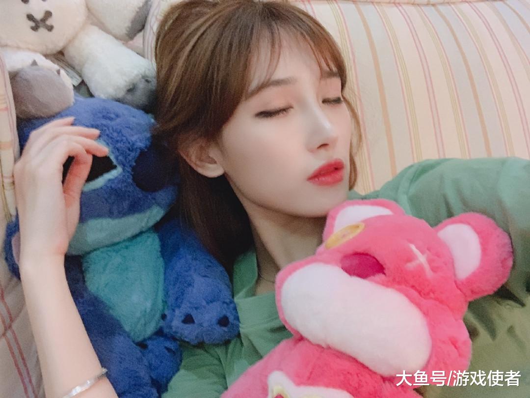 虎牙女主播开播16个小时,累到昏睡一整天,网友评论扎心了