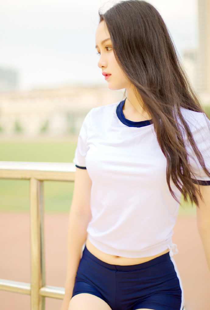 运动装美女白皙美腿性感操场写真图片