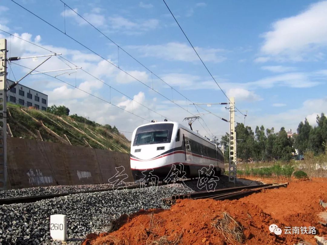 摄影 毛毛虫2009年,春城号电力动车组因载客量太少等原因退出昆曲城际