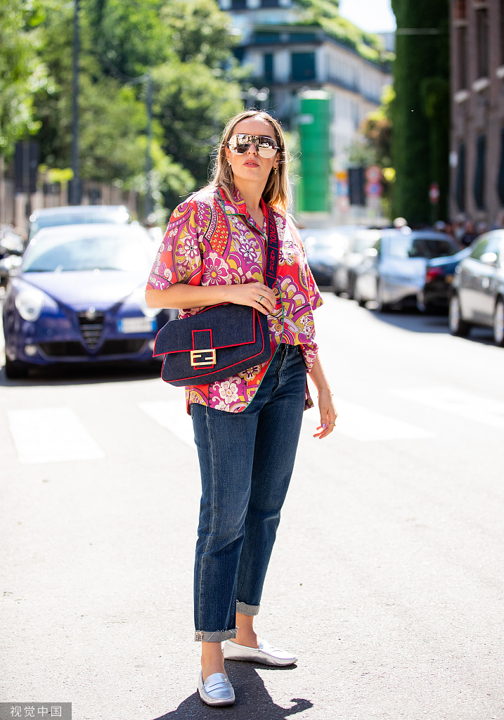 穿上这件花衬衫 你就是大佬本佬!