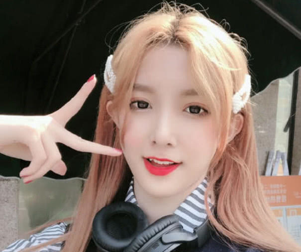 女装旭旭宝宝直播pdd进入直播间看到这颜值笑出了猪叫声