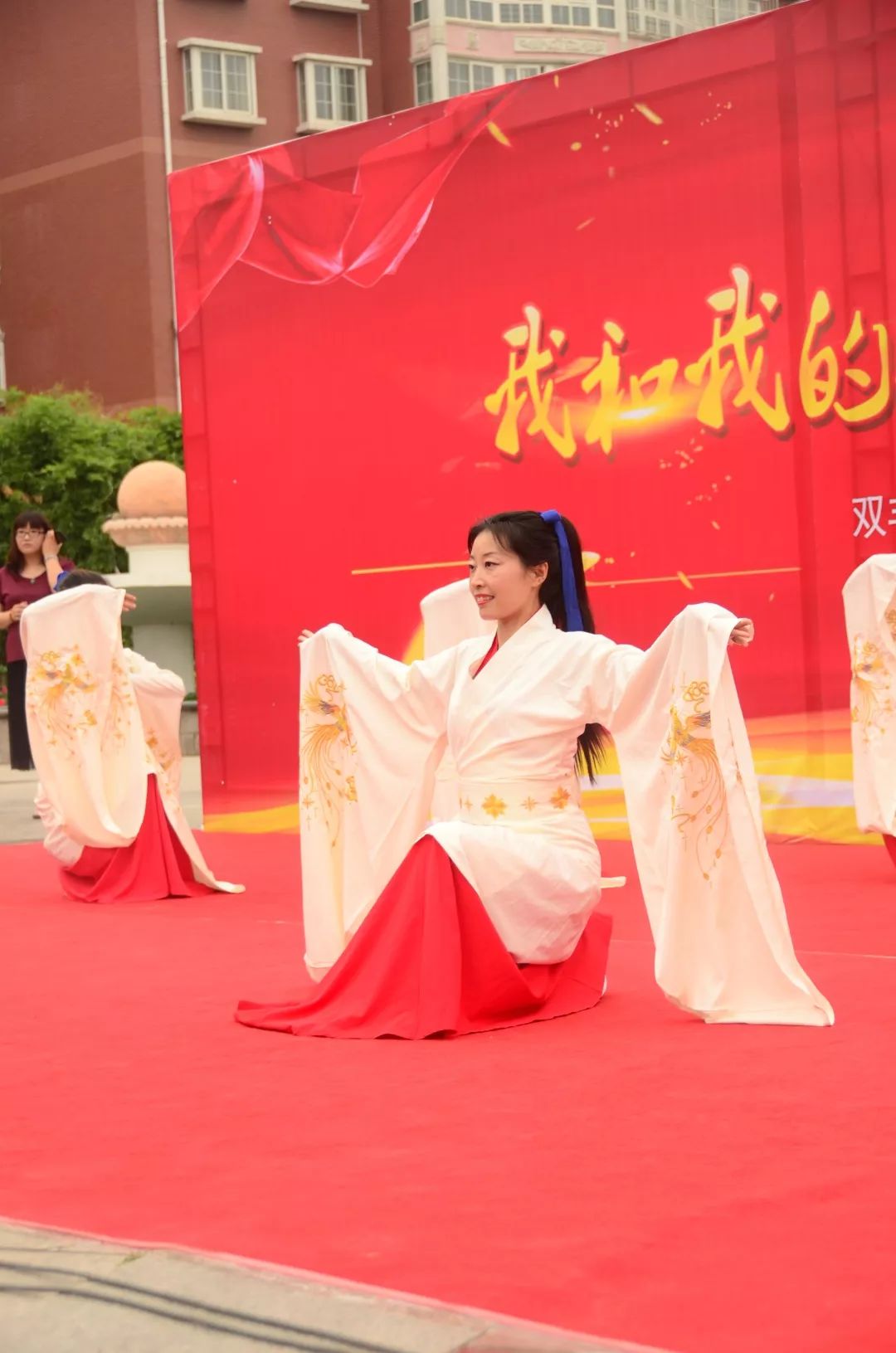 女儿的风姿2019夏日最新款我想与你一起去吹吹风舞蹈《红梅赞》表演者