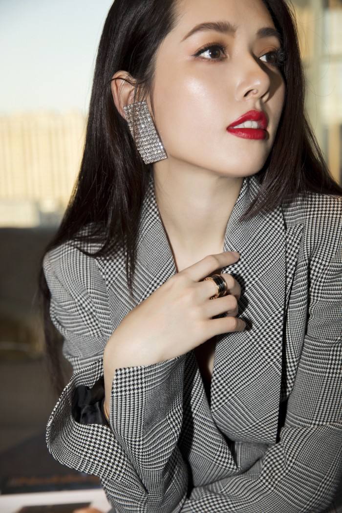 郭碧婷出席活动生图照曝光穿皮裙打扮成熟长腿尽显实力抢镜