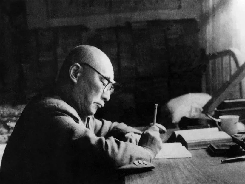 叶圣陶的孙子叶永和回忆爷爷时,偏偏对家里那张八仙桌的记忆尤为深刻.