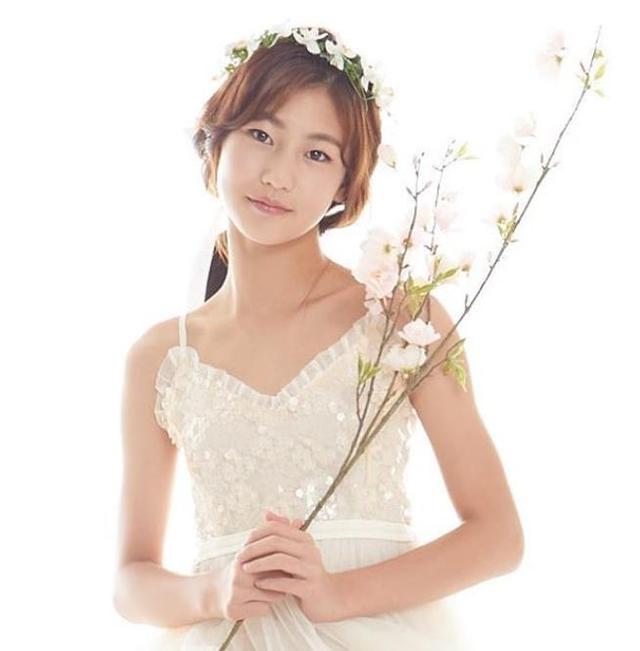 不过智雅的妈妈,演员朴叶善日前公开的一组海报却引来网友挞伐,海报中