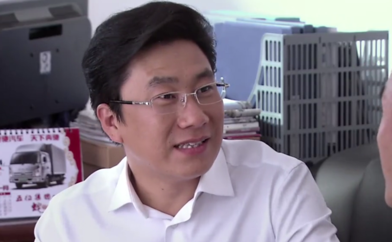 赵本山徒弟"皮校长"出轨后续:没被踢出剧组,仍导演《乡12》_孟令宇