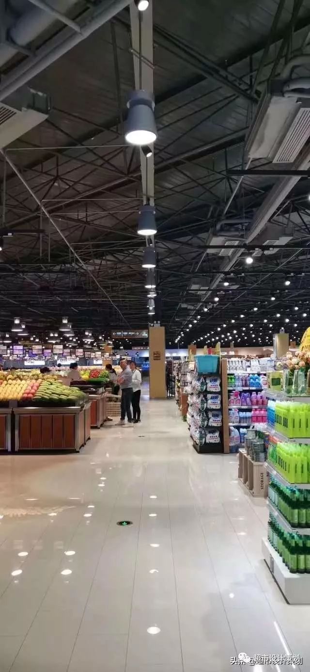 有一句玩笑话,说大超的衰落从超市里的理货员都是