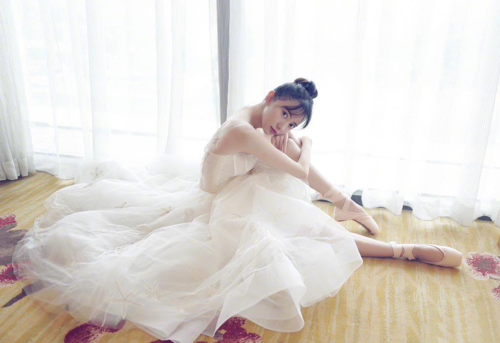 刘萌萌化身芭蕾舞者,身着芭蕾裙略显清新,只是腿压的太勉强了!