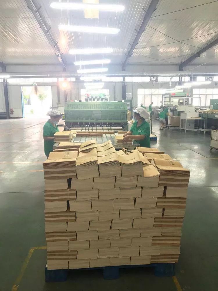 生产线上叔叔,阿姨们的辛勤劳动,同学们驻足观看,见证一本作业本的