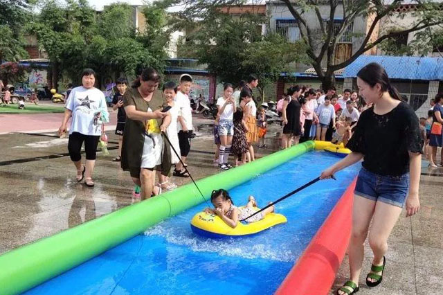 邓州市城区八小幼儿园举办清凉一夏泡沫之旅水上乐园活动