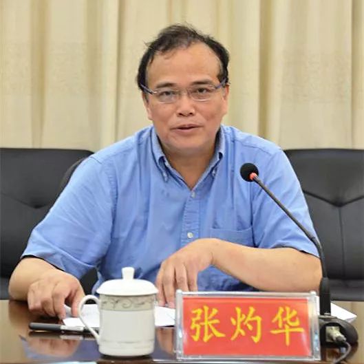 座谈会上,邵阳市人民政府副市长肖拥军介绍了最近一年来邵阳市脱贫