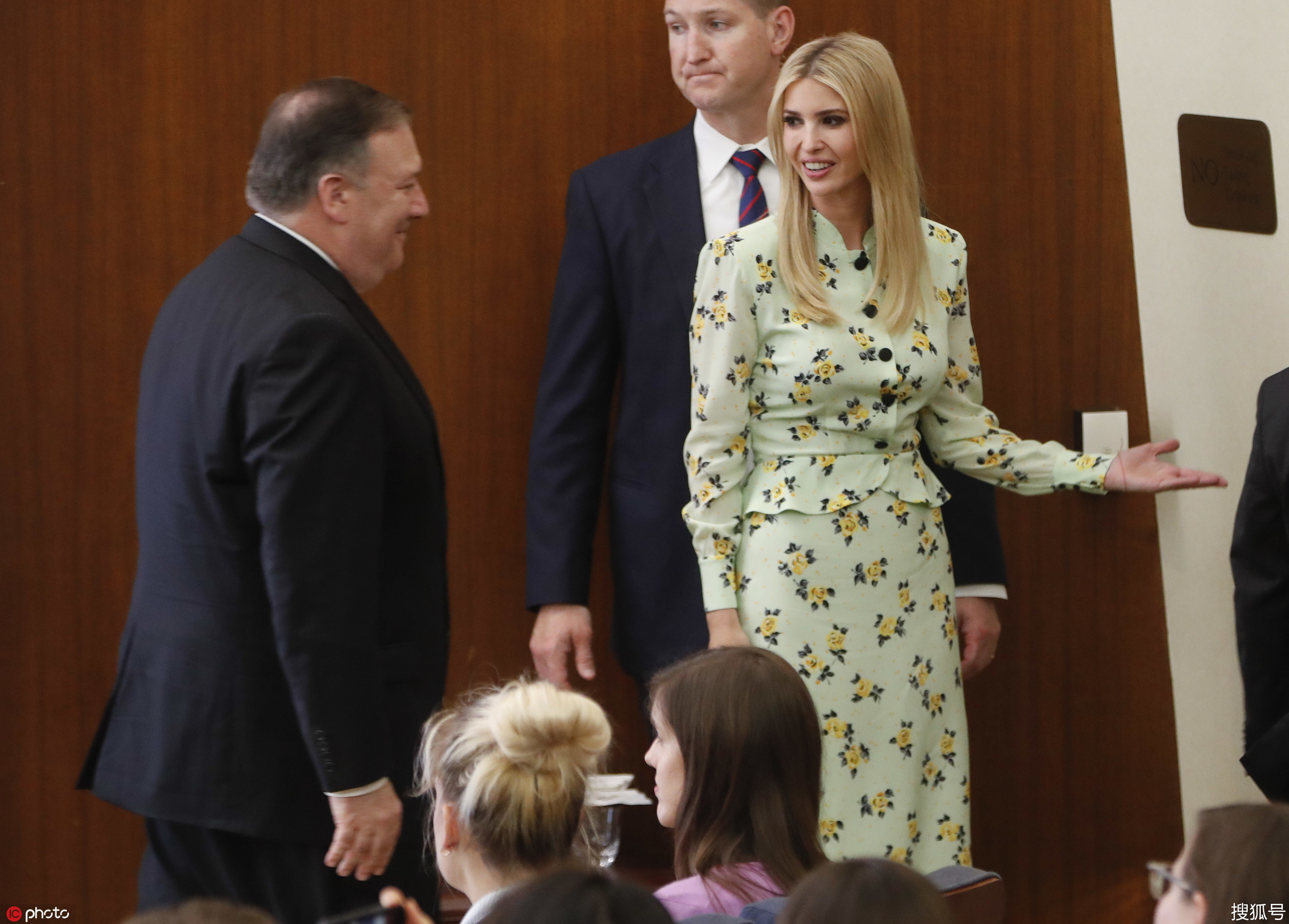 特朗普cue伊万卡和蓬佩奥称他们美女与野兽