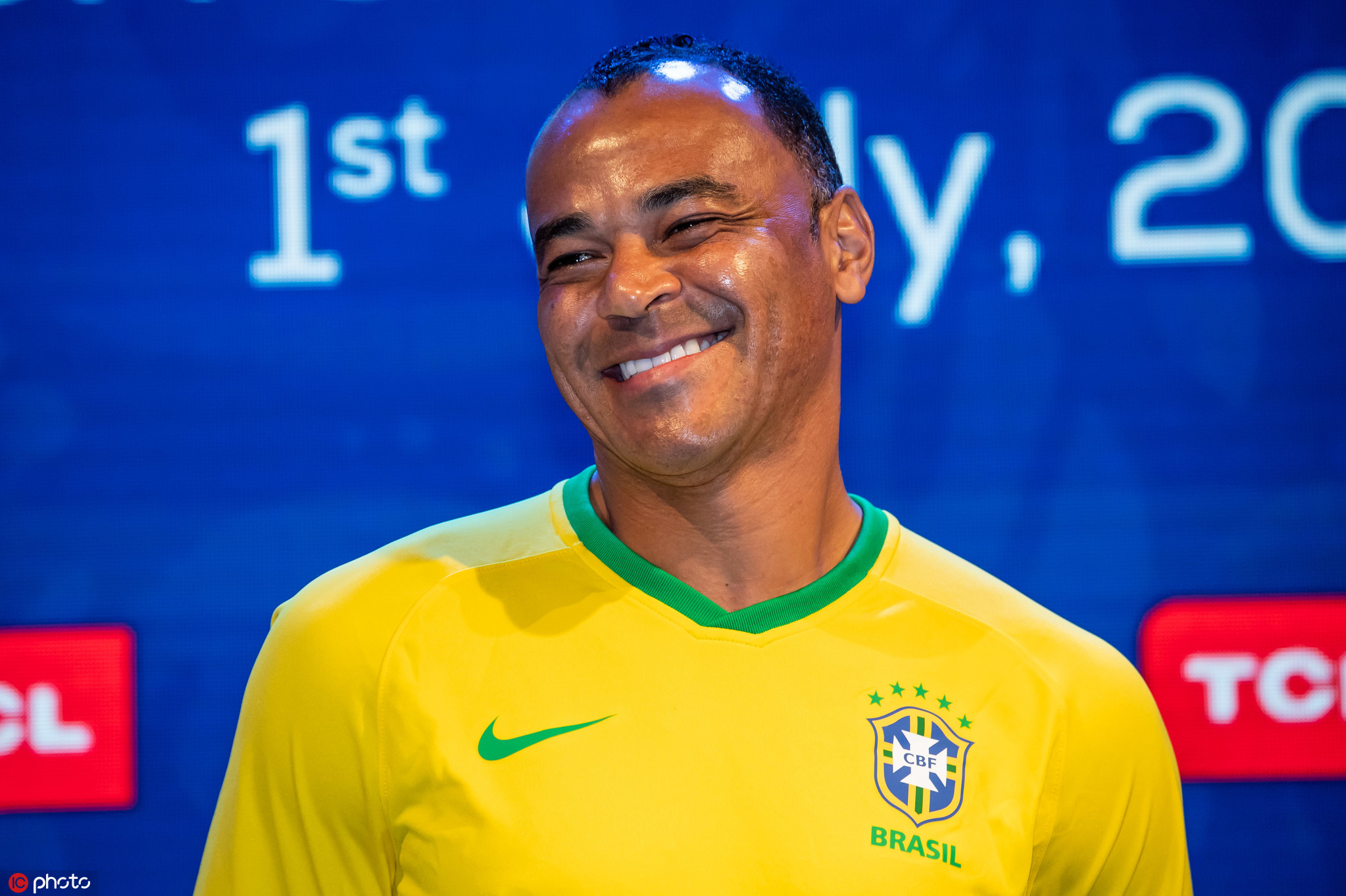 1/ 12 在2019年巴西美洲杯比赛如火如荼之际,巴西传奇后卫卡福现身