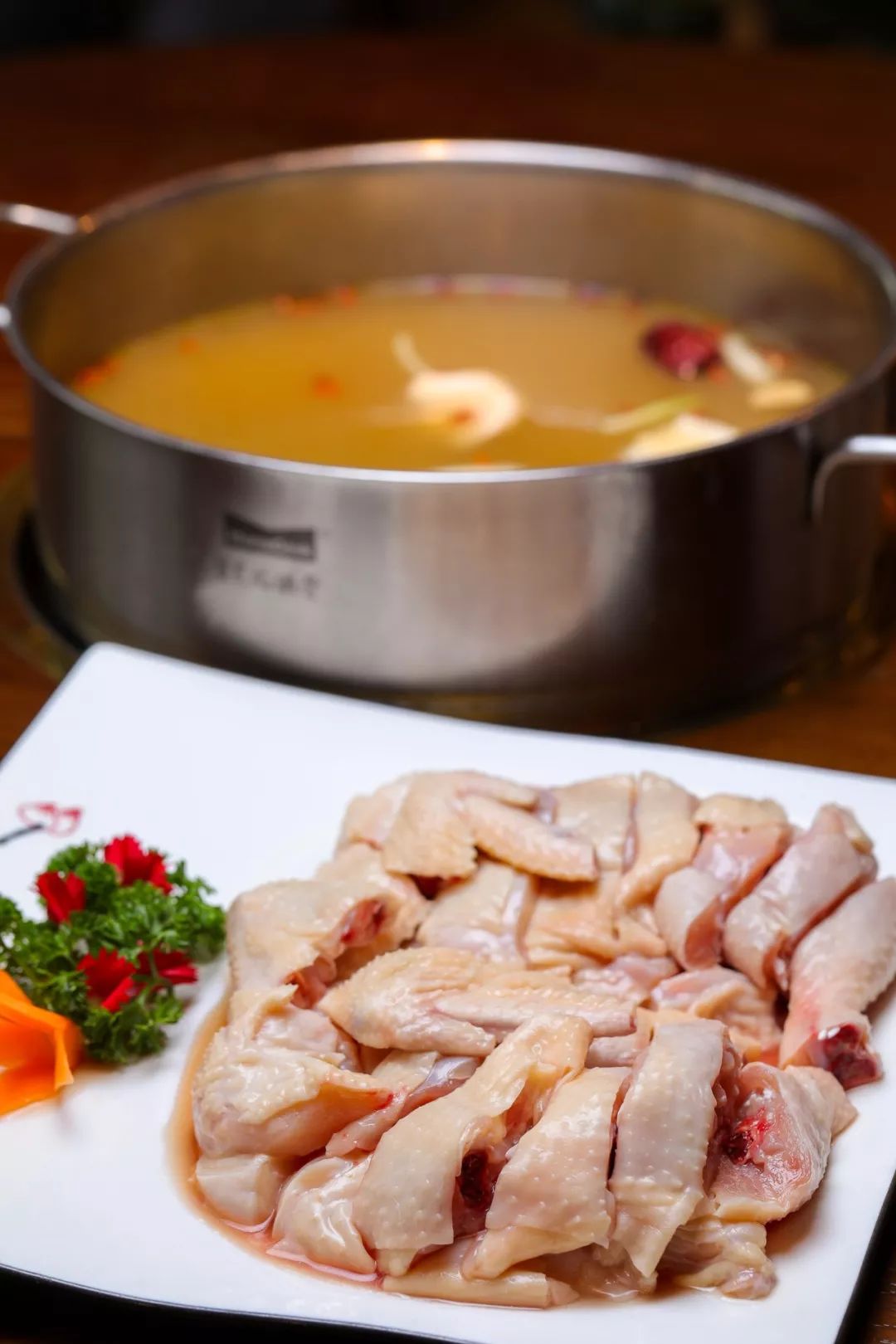 到饭点就是人人人,从店里到店外,甚至把隔壁店门都堵住,在星记吃火锅