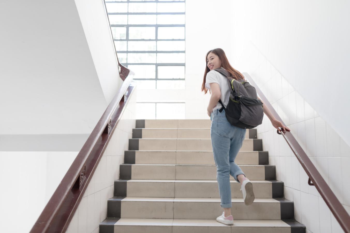 爬楼梯运动的正确方法,护关节要补充氨糖软骨素