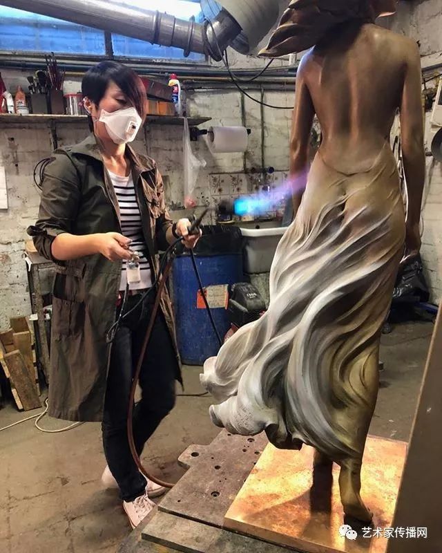 央美才女的飘逸人体,震了世界_雕塑