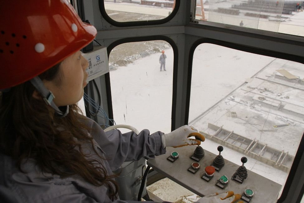 直击九零后塔吊女司机尴尬的日常生活