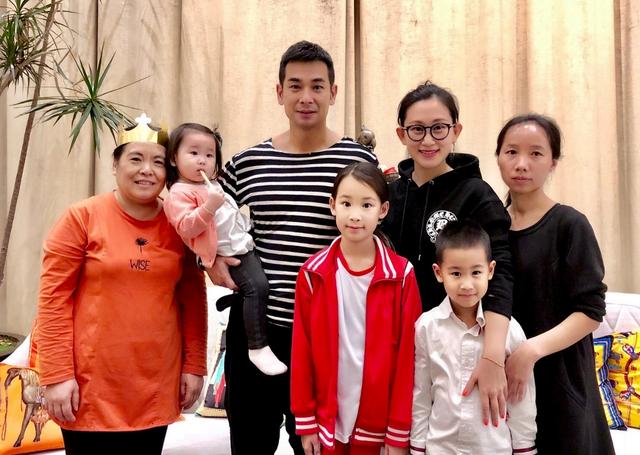 他们一家人同桌吃饭,吃饭的时候保姆就坐在她的对面,坐在她妈妈的旁边