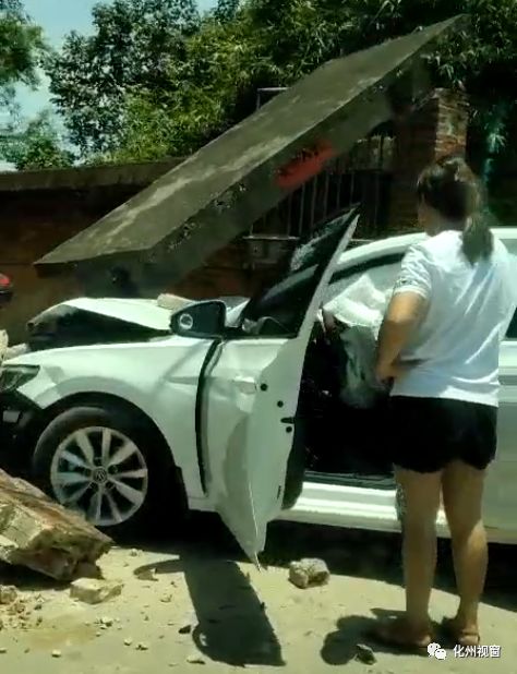 粤k牌女司机开小车撞崩屋,刷爆化州朋友圈!