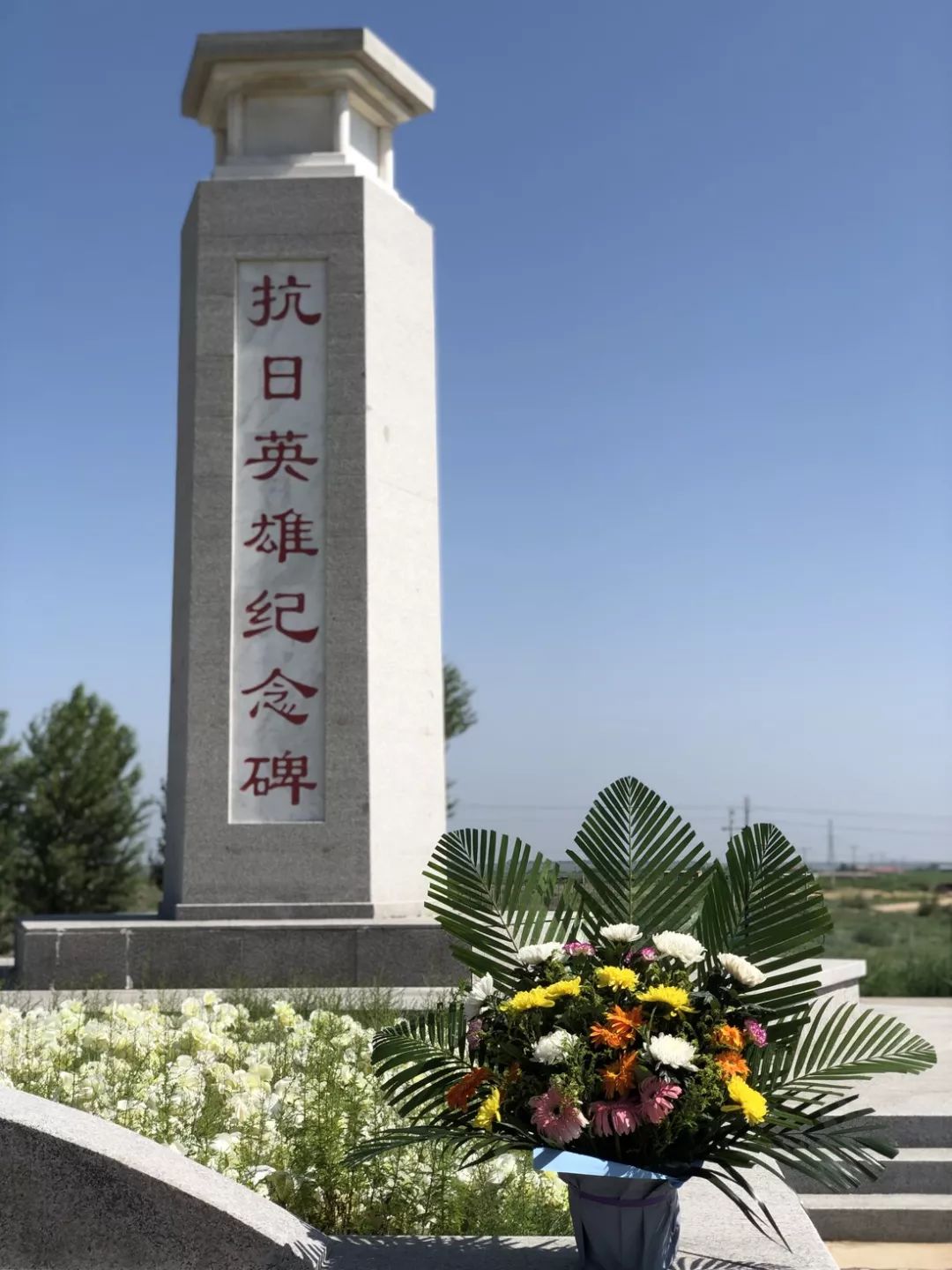 达拉特旗民政局全体干部职工来到恩格贝抗日英雄纪念碑,深切缅怀为