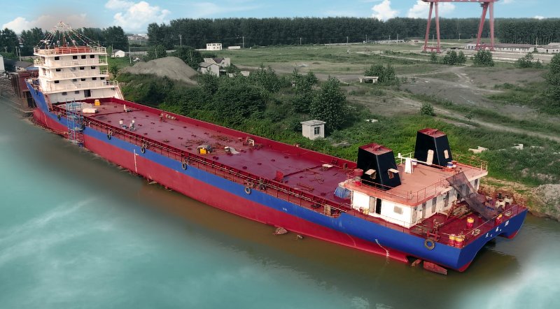 周益祥介绍说,除了首批研发生产的内河低波低阻快速双体集装箱货船和